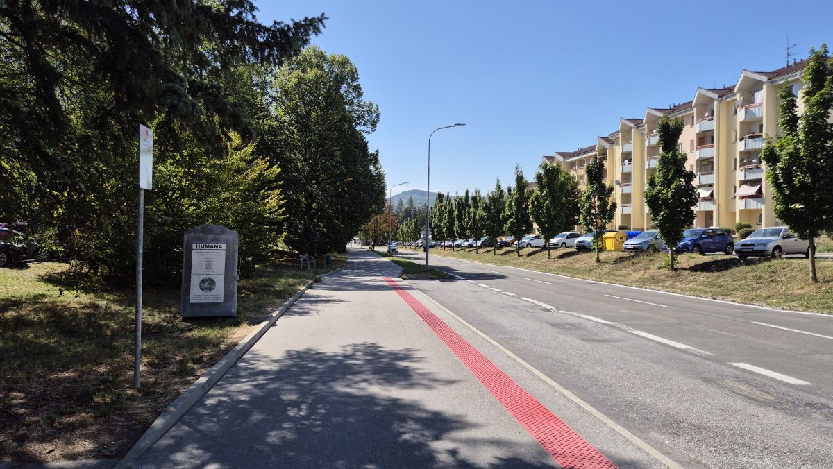 Parkovanie pri bytových domoch na Zlatom Potoku vo Zvolene